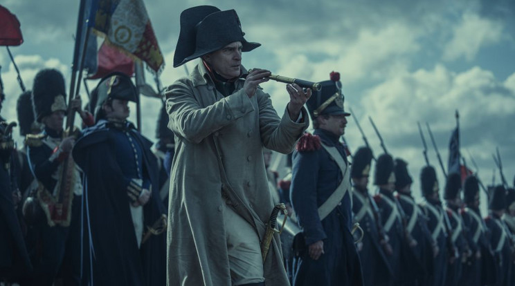 A legfrissebb, Ridley Scott által rendezett mozi, a Napóleon egy látványos akcióeposz, amely az Oscar-díjas Joaquin Phoenix által alakított francia császár felemelkedését és bukását mutatja be