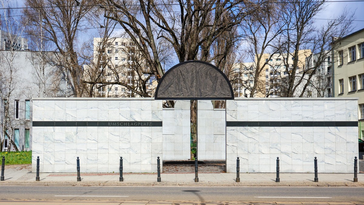 Śledztwo w sprawie uszkodzenia pomnika Umschlagplatz w Warszawie, na którym namalowano czerwoną farbą 'Warsaw1943 = Gaza 2025' [Źródło: PAP]
