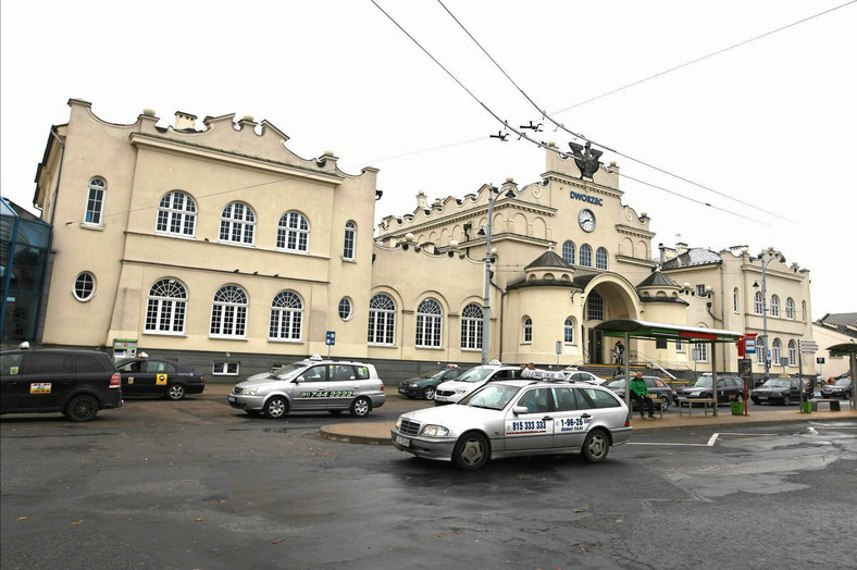 Taksówki pod dworcem głównym w Lublinie. Zdjęcie ilustracyjne