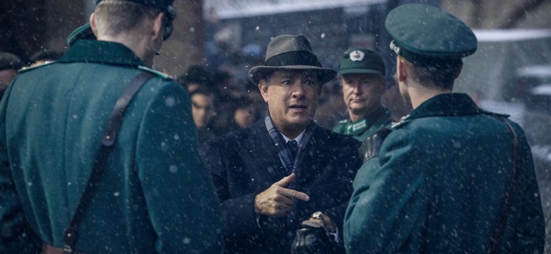 "Most szpiegów": Tom Hanks, ostatni sprawiedliwy. RECENZJA filmu Stevena Spielberga