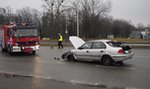 Osobówka wjechała w latarnię. Dachowanie na al. Jana Pawła II