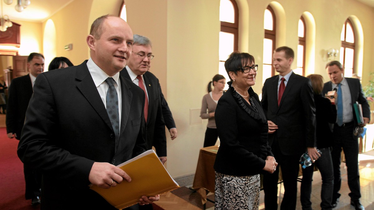 Uroczyste dożynki z udziałem prymasa Polski organizuje kujawsko-pomorski samorząd w Kruszwicy. W tym samym czasie konkurencyjną imprezę planują rolnicy skupieni wokół protestów i blokad organizowanych wiosną.