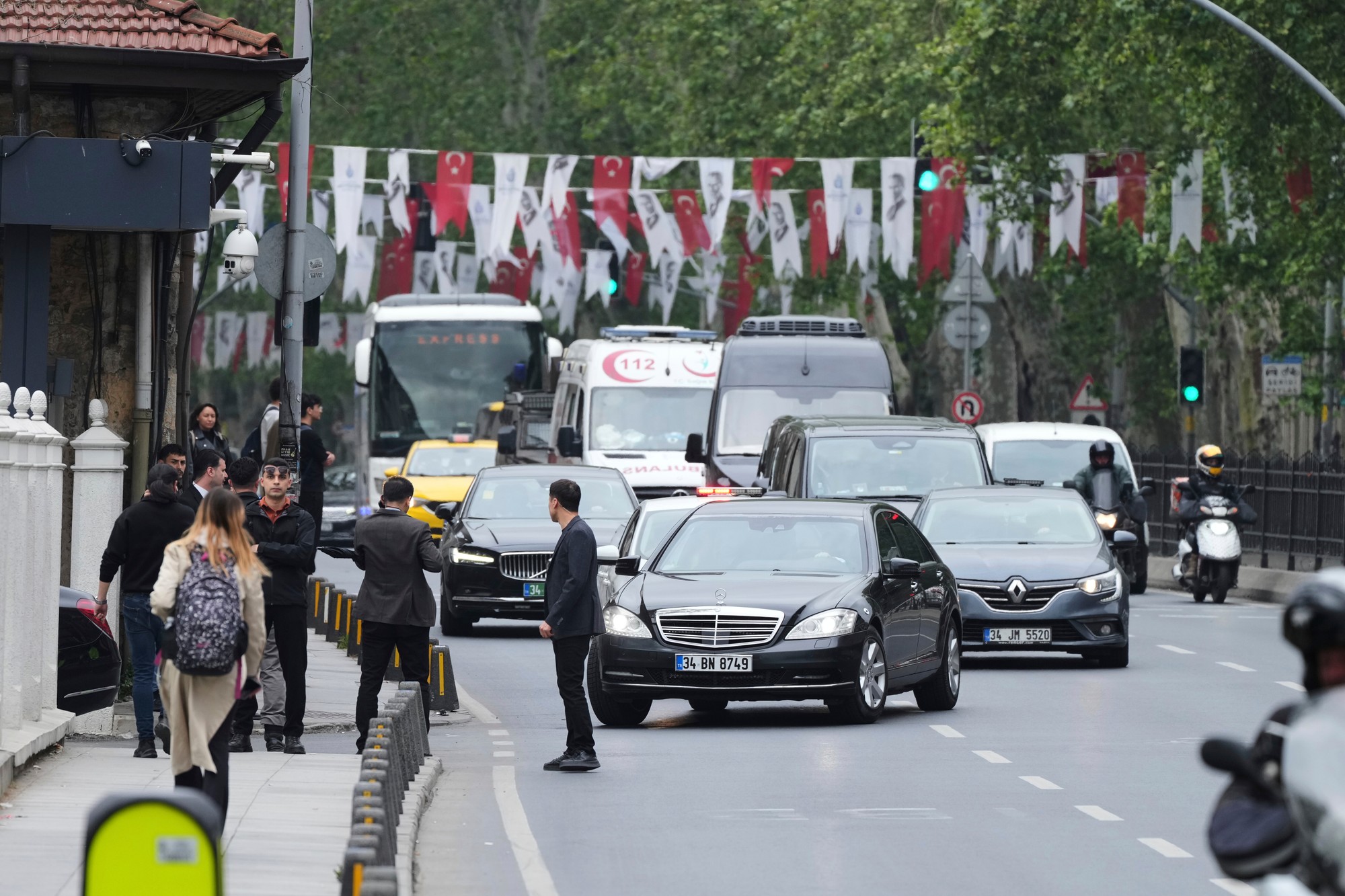 Na snímke vozidlá prichádzajú do paláca Dolmabahče pred rokovaním medzi ruskou a ukrajinskou delegáciou v Istanbule v piatok 16. mája 2025.