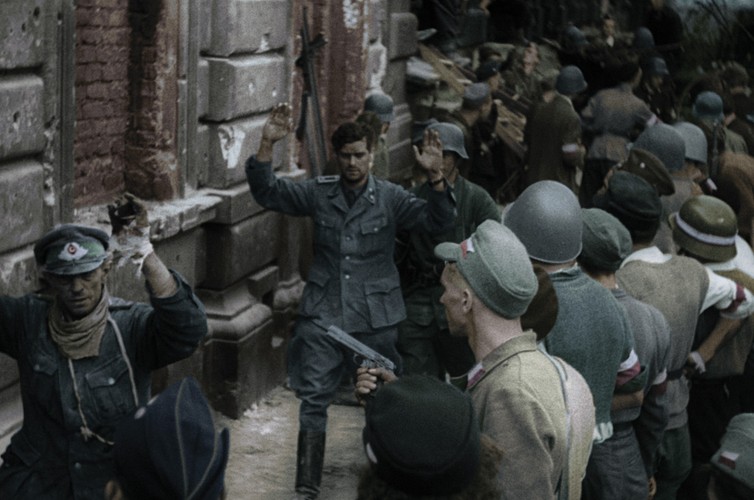 'Powstanie Warszawskie' – pierwszy na świecie film fabularny zmontowany w całości z materiałów dokumentalnych