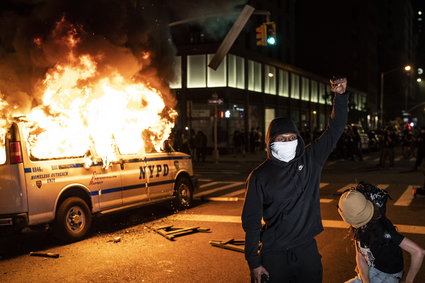 Płonące auta, okradane sklepy, protesty. W USA trwa społeczny kryzys, a giełdy rosną i biją rekordy
