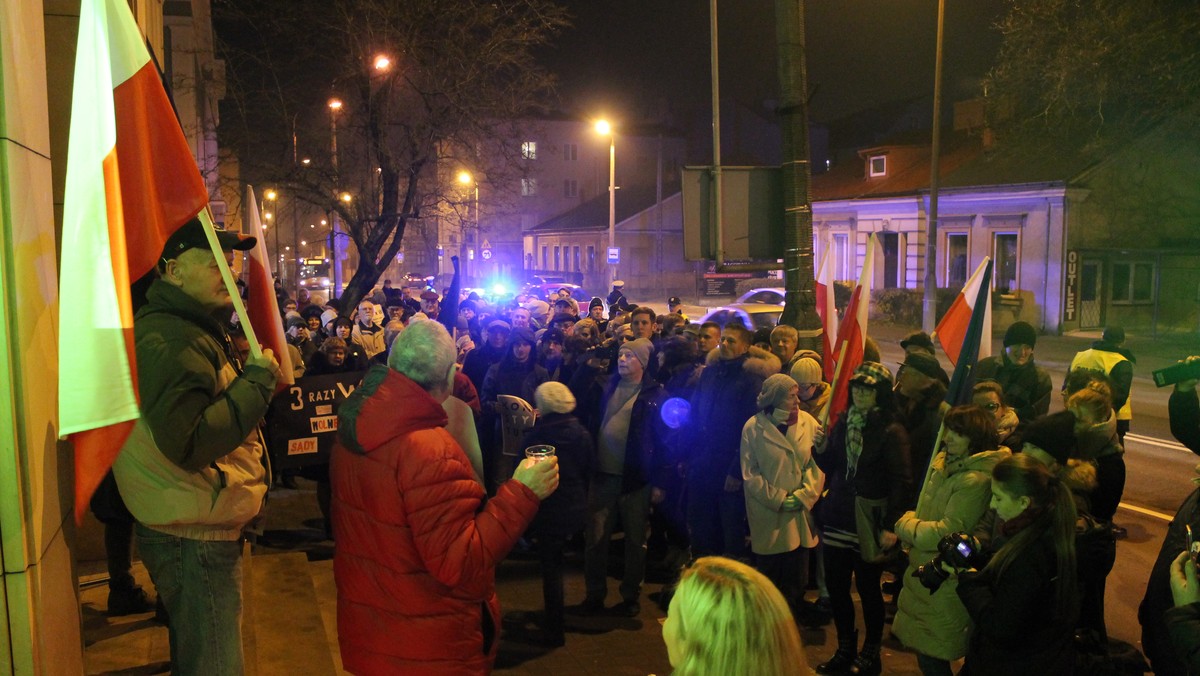 "Suweren mówi dość". Pod takim hasłem, podobnie jak wczoraj, tak i dziś wieczorem, w niektórych miastach regionu świętokrzyskiego odbędą się kolejne manifestacje organizowane przez Komitet Obrony Demokracji. Protestujący domagają się od rządu PiS m.in. wycofania się z planowanych zmian w sądownictwie, poszanowania praw kobiet oraz Konstytucji RP