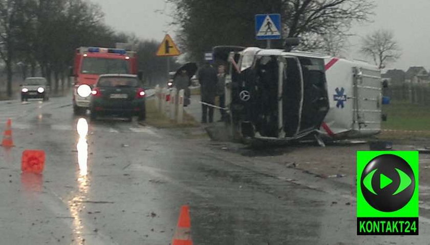 Wypadek karetki. Nieśli pomoc, dachowali