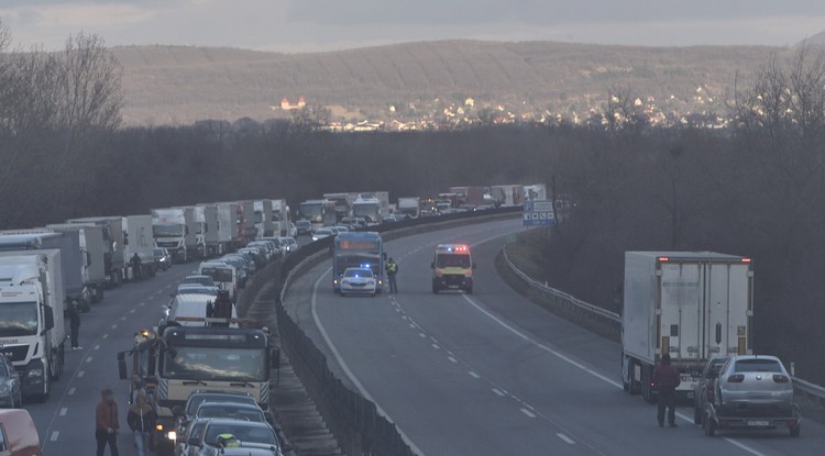 Mentőhelikopter repül porfelhőben torlodó gépjárművek felett az M1-es autópályánál Herceghalomnál.