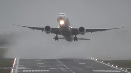 Meghökkentő felvétel: az orkánerejű szél miatt alig bírt felszállni egy repülőgép