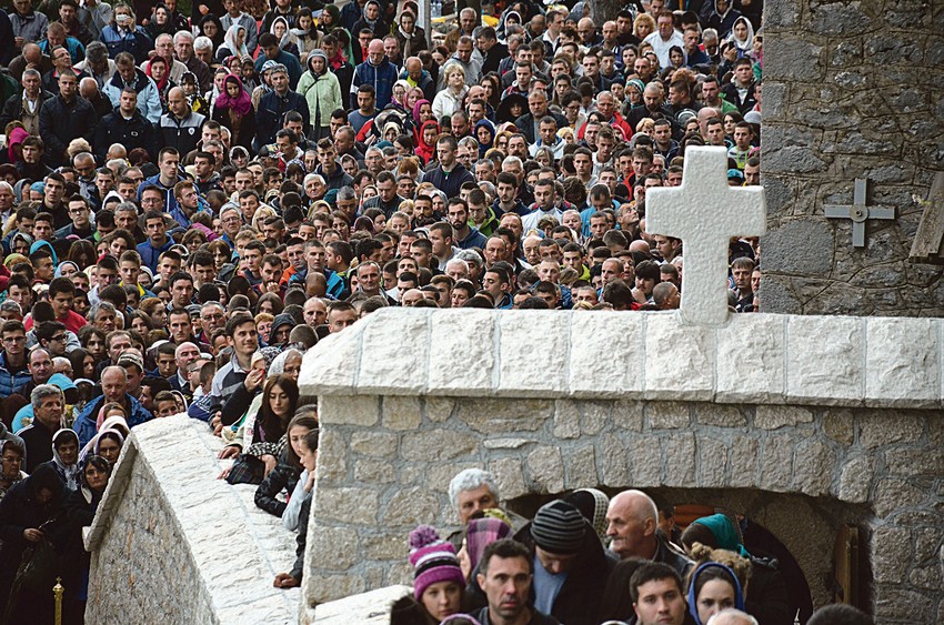 Ljudi strpljivo čekaju da se poklone moštima svetitelja