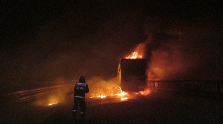 Pékárut szállító kamion lángolt az M7-en / Fotó: Siófok HTP