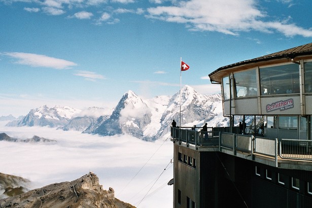 Piz Gloria to położona na wysokości 2970 m n.p.m. restauracja panoramiczna, która daje możliwość oglądania z jednego miejsca ponad dwustu alpejskich szczytów. Jak to możliwe? Budynek, w którym się mieści w ciągu godziny dokonuje pełnego obrotu. Restauracja została wybudowana na szczycie góry Schilthorn w Szwajcarii w latach 1963 -1968. Ma 18 m średnicy i jest w stanie pomieścić 420 osób. To wyjątkowe miejsce pojawiło się w filmie o przygodach Jamesa Bonda: W tajnej służbie Jej Królewskiej Mości i posłużyło za siedzibę jego głównego przeciwnika - Ernsta Stavro Blofelda. Oprócz części restauracyjnej znajduje się tam również wystawa poświęcona agentowi 007 i kulisom powstawania filmu, a także zewnętrzne tarasy widokowe i sklepik z pamiątkami.