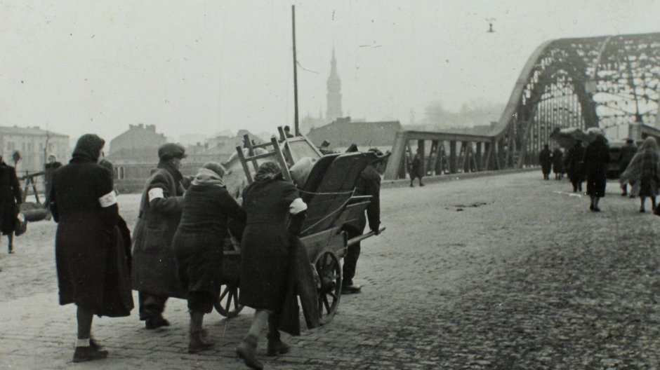 Przymusowe przesiedlenie do getta w Podgórzu, po prawej Most Piłsudskiego, 1941 r