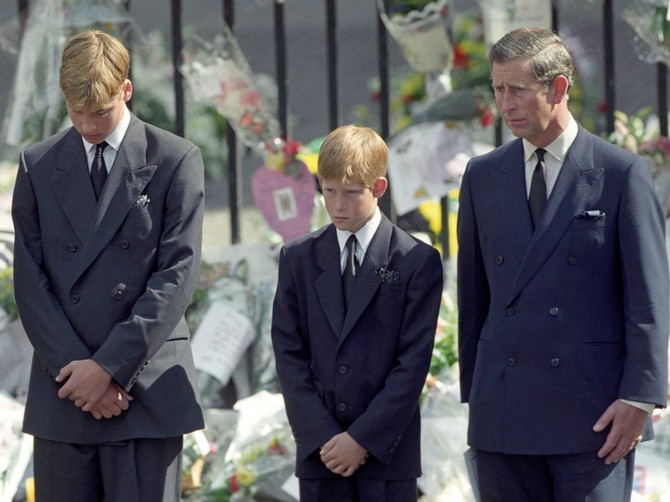 Pričevi Vilijam i Hari sa ocem Čarlsom na sahrani svoje majke Dajane, 1997. u Londonu