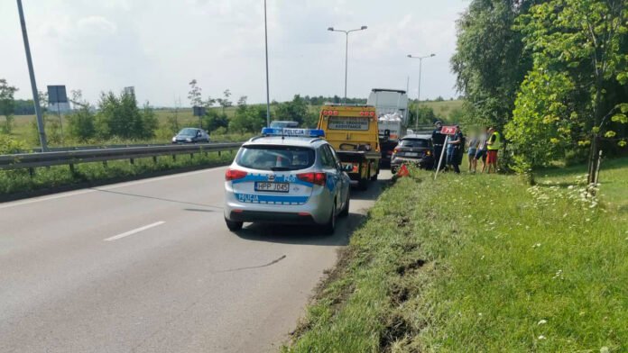 Tir z nieznanych przyczyn zeschnął z drogi osobówkę