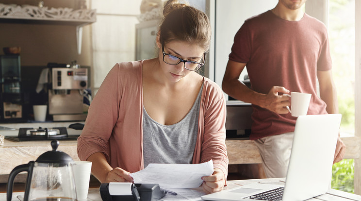 Dr. Nádra Ildikó, az MNB felügyeleti szóvivő-helyettese, a Blikk jegybankára választ ad a kérdésekre / Fotó:  Shutterstock