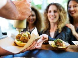 Dlaczego jedzenie poza domem jest zwykle bardziej kaloryczne? Sprawdź, czego nie dostrzegasz!