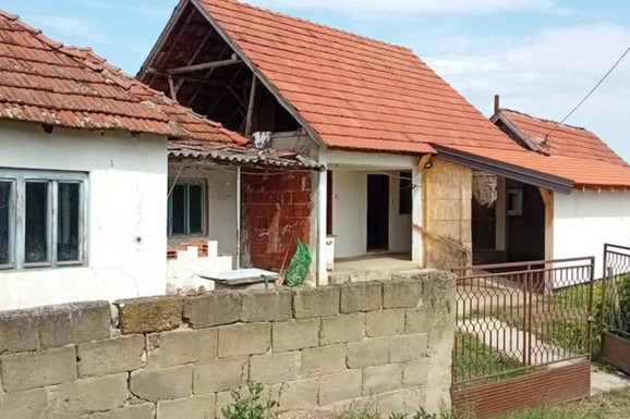 Manje od 20.000 evra za celo domaćinstvo: Kuća, još dva objekta i plac se prodaju nadomak Niša - Budući vlasnik dobija i bunarsku vodu, kao i dva strujna brojila