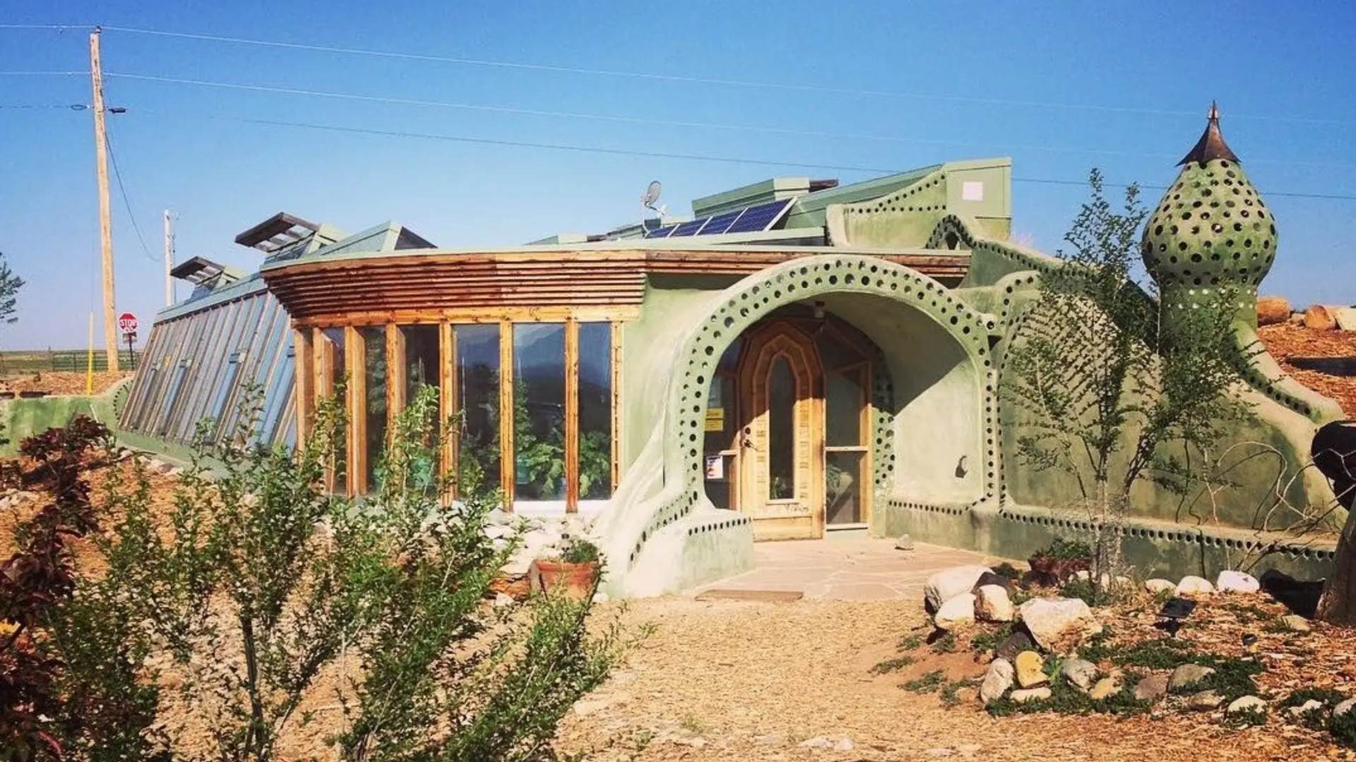 Earthship. Eko dom ze zużytych opon i naturalnych surowców