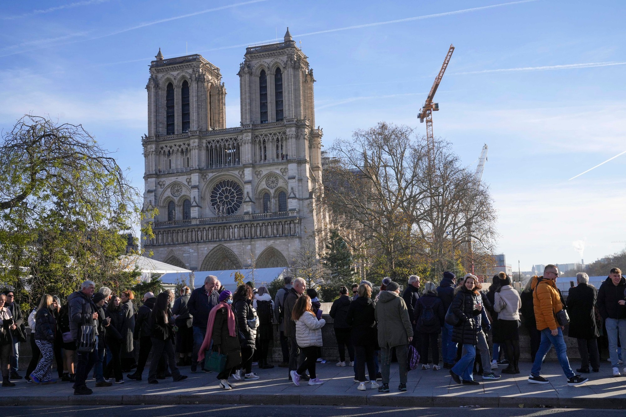 Prezident Macron navštívil zrekonštruovanú katedrálu Notre-Dame v Paríži.