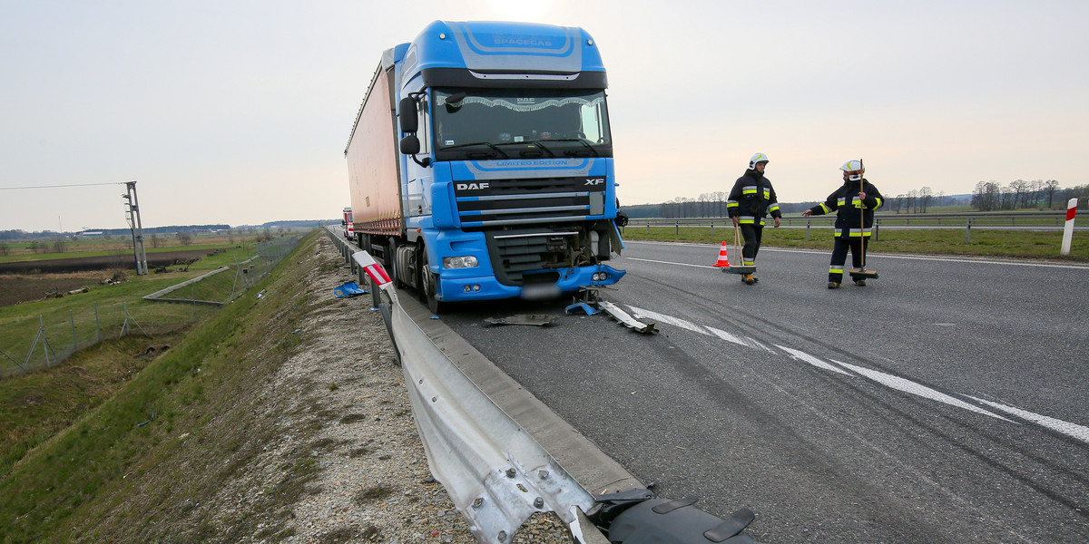 Szklarka Mielęcka. Tragiczny wypadek z udziałem dwóch ciężarówek.