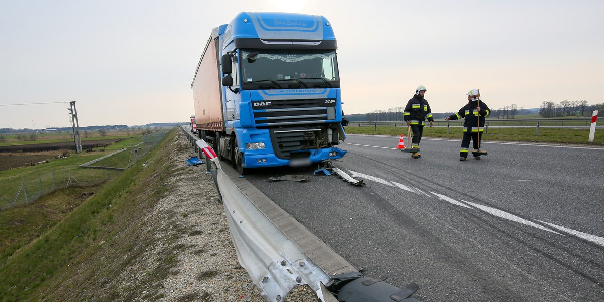 Szklarka Mielęcka. Tragiczny wypadek z udziałem dwóch ciężarówek.