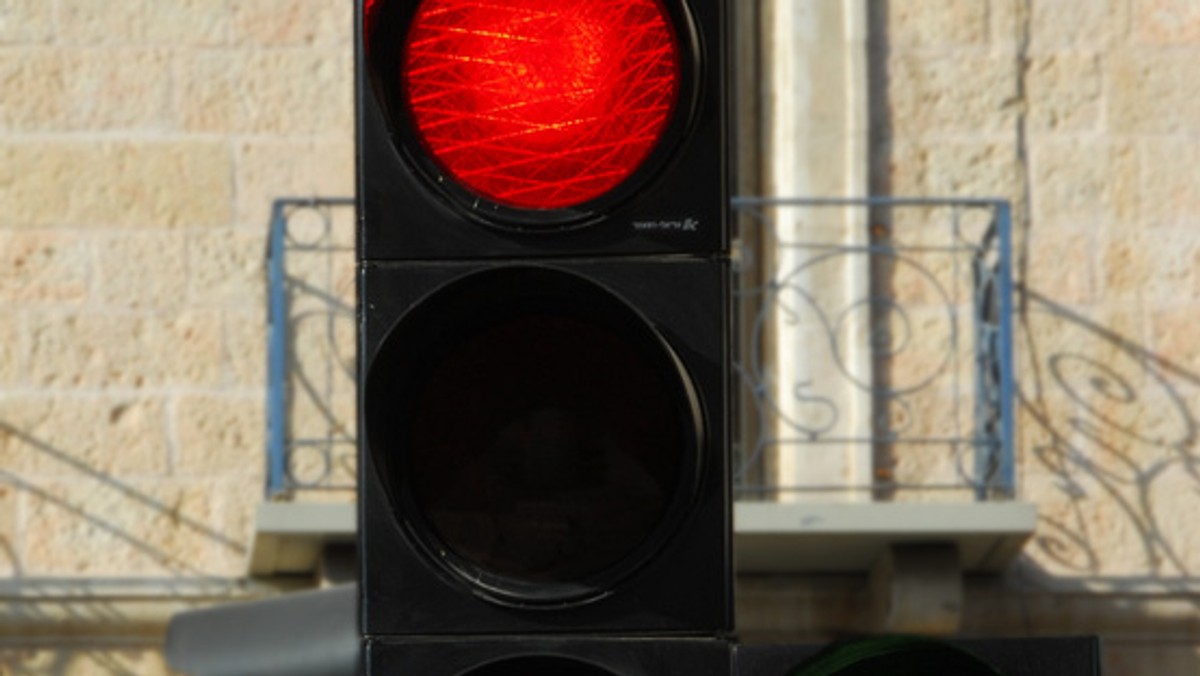 Zielone strzałki do skrętu w prawo są ważne. Decyzją ministra infrastruktury triumfalnie wrócą na polskie skrzyżowania.