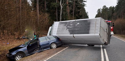 Groźny wypadek pod Zgonem. Osobówka uderzyła w busa