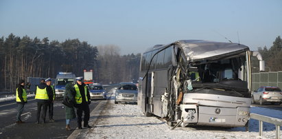 Dramatyczny wypadek dwóch autokarów pod Warszawą. Jeden z nich wiózł dzieci. 10 osób poszkodowanych. DUŻO ZDJĘĆ