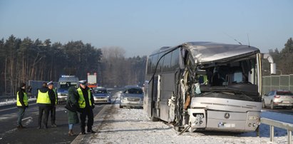 Dramatyczny wypadek dwóch autokarów pod Warszawą. Jeden z nich wiózł dzieci. 10 osób poszkodowanych. DUŻO ZDJĘĆ