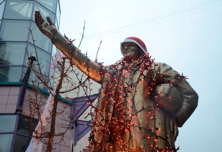 Złoty Donald Tusk w mikołajowej czapie