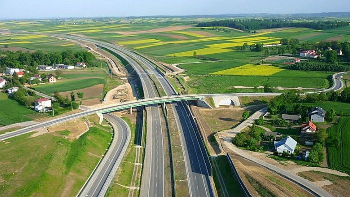 35 kilometrowy odcinek autostrady A-4 od Tarnowa do Dębicy powinien być przejezdny jeszcze przed 1 listopada - wcześniejsze informacje potwierdza krakowski oddział Generalnej Dyrekcji Dróg Krajowych i Autostrad. Rzecznik Iwona Mikrut powiedziała, że prace budowlane są na ukończeniu, teraz wiele zależy od tempa odbioru inwestycji przez służby, m.in. straż pożarną i policję.