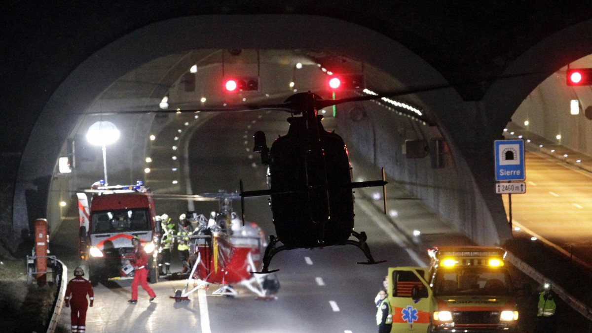 28 osób zginęło w wypadku belgijskiego autobusu w Szwajcarii - poinformowała w środę rano szwajcarska agencja sda. Wśród ofiar śmiertelnych jest 22 dzieci poniżej 12 roku życia. Ponad 20 dzieci jest rannych, w tym kilka ciężko.