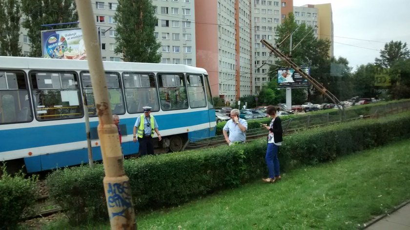 Wykolejenie tramwaju na Żmigrodzkiej we Wrocławiu