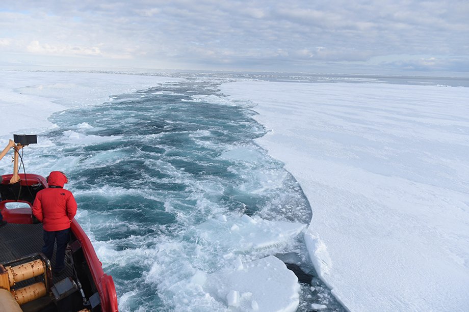 Lodołamacz Straży Przybrzeżnej USA "Polar Star" przecina lód w cieśninie McMurdo Sound, Antarktyda, 7 stycznia 2016 r.