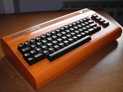 Oryginalny C64 mial pod maską zaledwie 64 KB pamięci RAM oraz procesor taktowany zegarem około 1 MHz (w zależności od wersji).