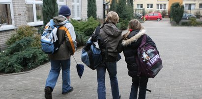 Pijani 14-latkowie biegali po szkolnym boisku. Trafili do izby wytrzeźwień