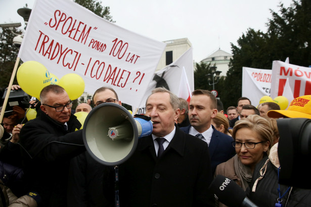 Przewodniczący Komitetu Stałego Rady Ministrów Henryk Kowalczyk rozmawia z demonstrującymi kupcami przed Sejmem.