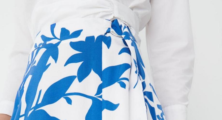 Bajeczne spódnice midi na lato 2023. Model w niebieskie kwiaty kupisz za bezcen