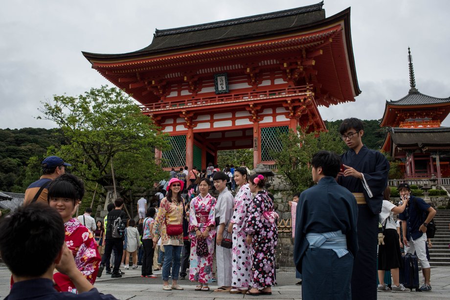 Kyoto w ostatnich latach przeżywa turystyczny boom. Wielu zauroczonych miastem bogaczy, decyduje się tam zamieszkać