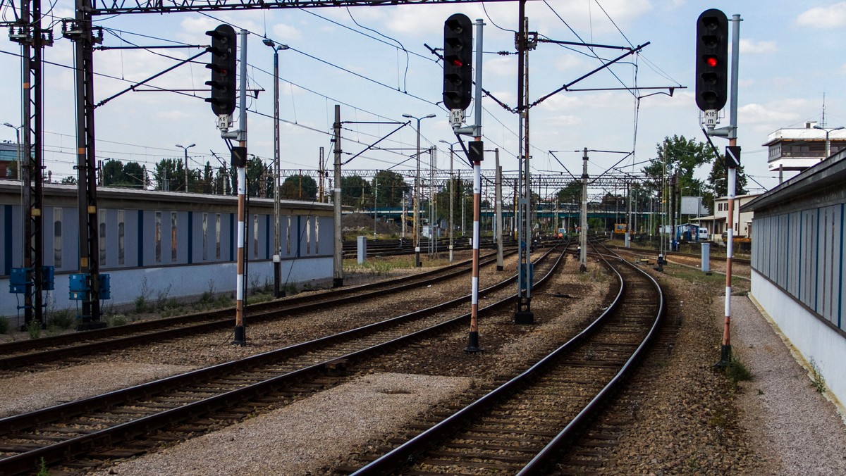 Od niedzieli obowiazuje nowy okrojony rozkład jazdy PKP. Zniknęło z niego połączenie Kraków-Wieliczka, nie wróciło Kraków-Zakopane, pasażerowie podróżujący z Krakowa do Tarnowa wciąż muszą być gotowi na długą i męczącą podróż.