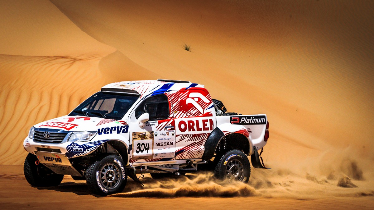 Samochodowa załoga Orlen Team - Marek Dąbrowski i Jacek Czachor - zajęła drugie miejsce na pierwszym etapie Abu Dhabi Desert Challenge. Adam Małysz i Rafał Marton linię mety przekroczyli z szóstym czasem, a Kuba Przygoński dojechał jako szósty wśród motocyklistów.