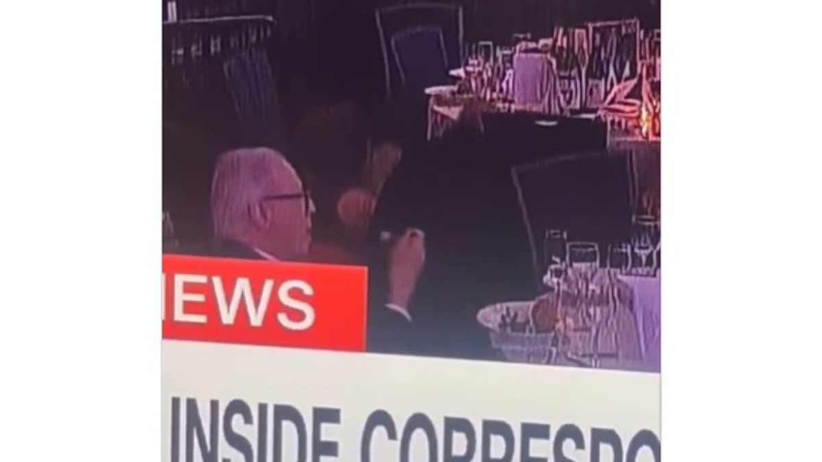 Čovek mirno sedi i jede tokom pucnjave na večeri sa Trampom u Vašingtonu