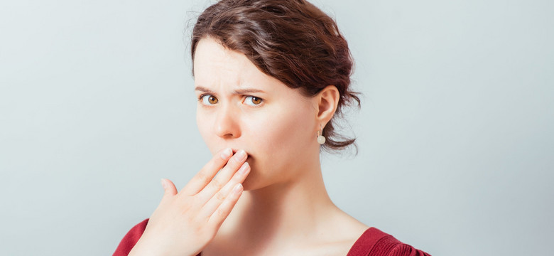 Przykry zapach z ust? 6 na 10 osób ma ten problem