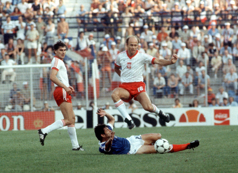 Paweł Janas (L) i Grzegorz Lato (P, góra) w walce z Gerardem Solerem z Francji (10 lipca 1982)