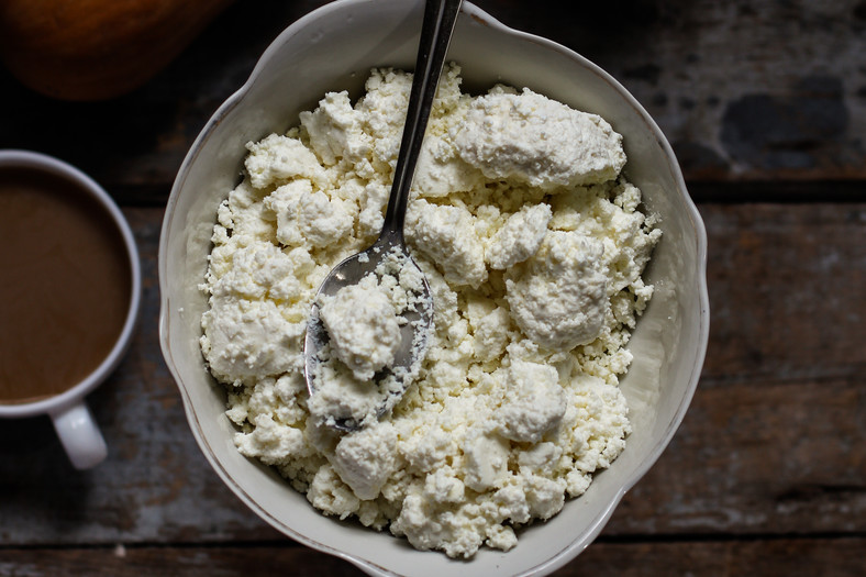 Odrobina białego sera może być przekąską dla pieska