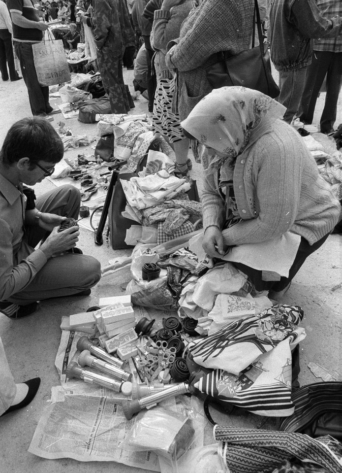 Plac targowy przy Dworcu Wschodnim (Keleti), Kerepesi út, Budapeszt, 1990 r.