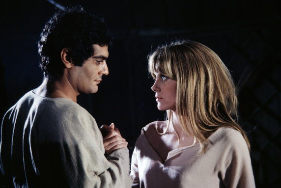 Omar Sharif jao Temudżyn - Czyngis-chan oraz Françoise Dorléac jako Börte w filmie "Dżingis chan" (1965)