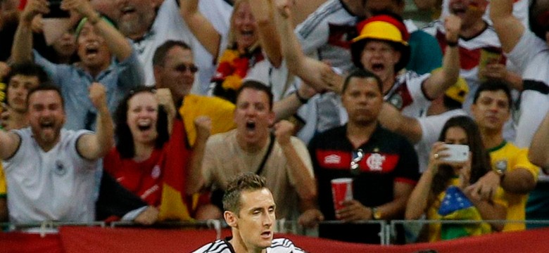 Piłkarz urodzony w Polsce uratował Niemcom remis. Klose zaliczył wejście smoka. WIDEO
