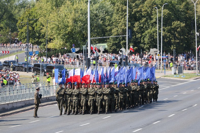 Warszawa, 15.08.2025. Defilada wojskowa na warszawskiej Wisłostradzie, w ramach obchodów Święta Wojska Polskiego, 15 bm. Tegoroczna defilada wojskowa odbywa się pod hasłem „Dziękujemy za Waszą służbę”. (mr) PAP/Rafał Guz